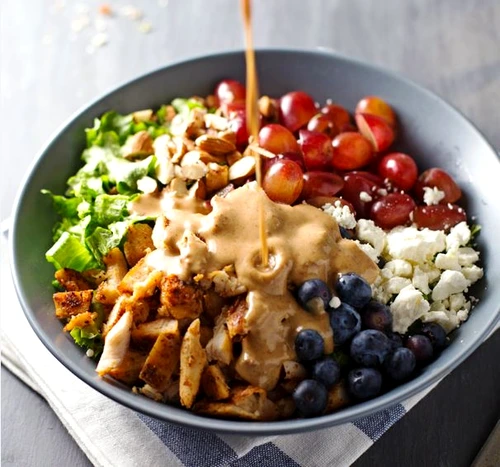 Salata de pui cu migdale si sos de miere de albine si mustar jpeg