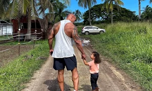 dwayne johnson urissul si fetita jpeg