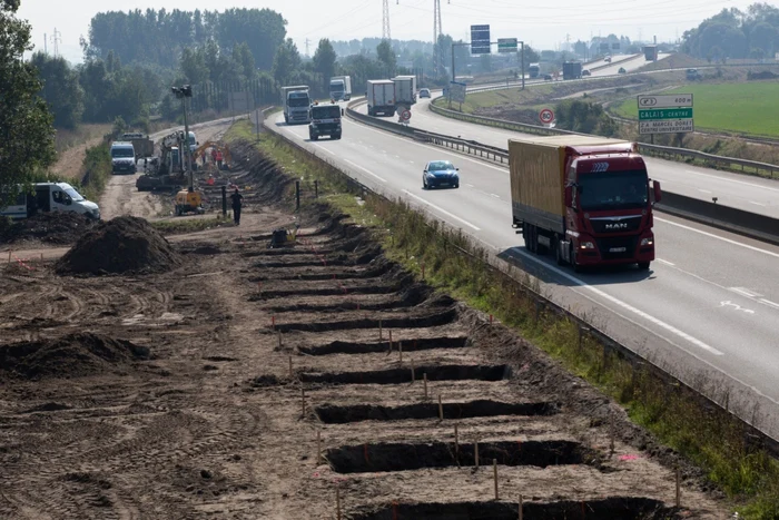 Lucrări de construcţii au început pentru ridicarea unui zid împotriva migranţilor în Calais Franţa FOTO Hepta / Bestimage / ImageBuzz / Alain Rolland