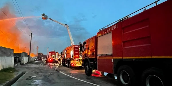 incendiu mare depozit solventi comuna bradu arges foto isu arges