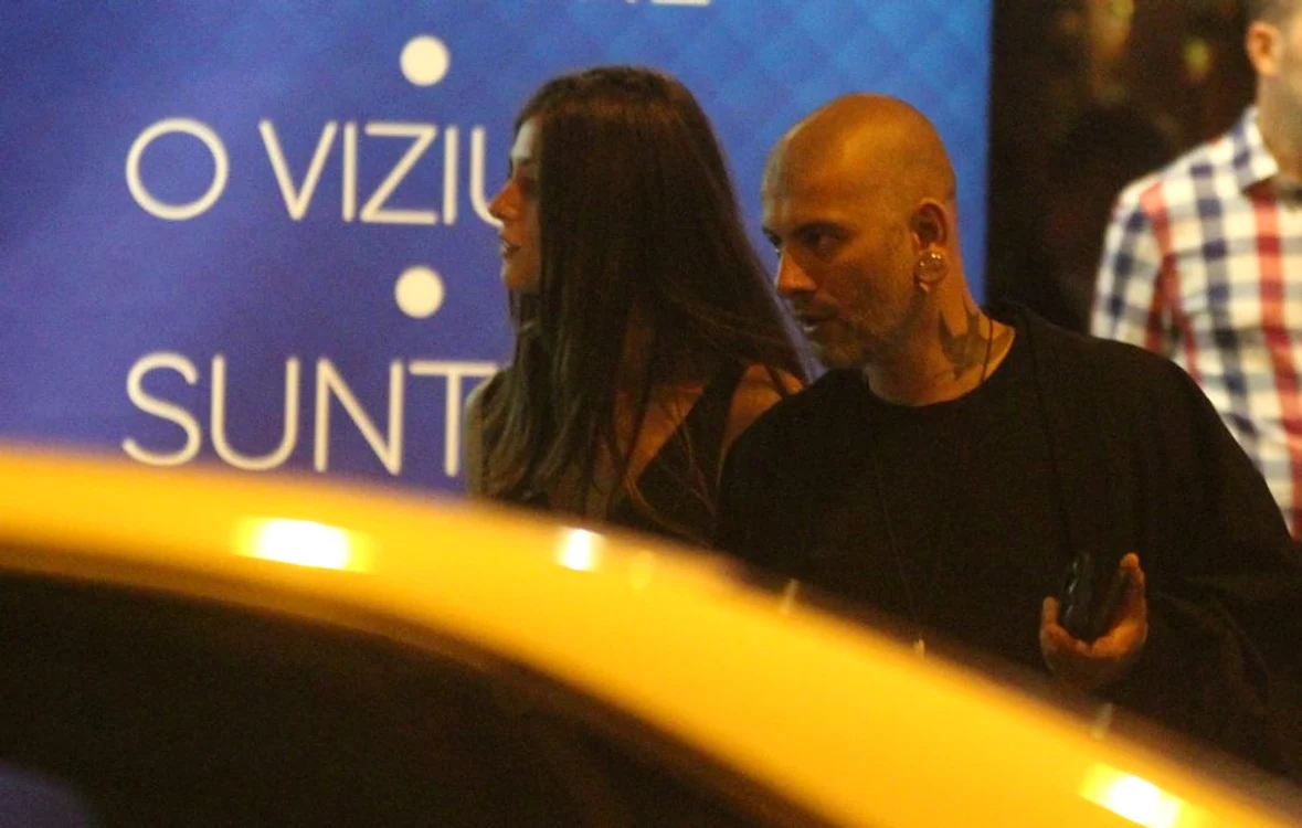 Vali Bărbulescu a renunţat la plete şi a venit însoţit de iubita lui Delia