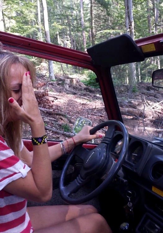 
    Florentina a mers cu maşina pe drum accidentat  