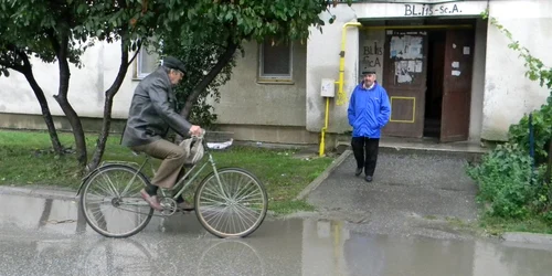 Dumitru Pană (dreapta) nu ştie pe unde să mai iasă din scară