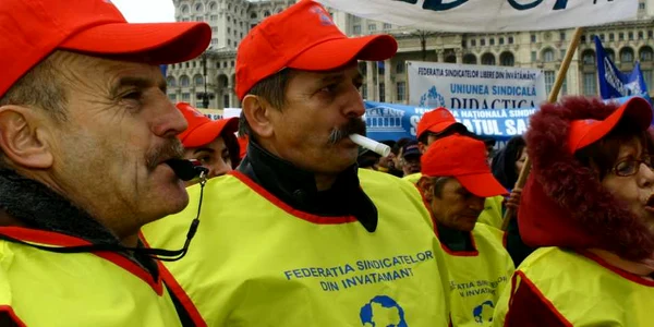 VIDEO Proteste sindicale la porţile PSD şi PD-L din toată ţara