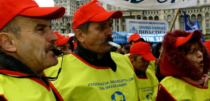 VIDEO Proteste sindicale la porţile PSD şi PD-L din toată ţara