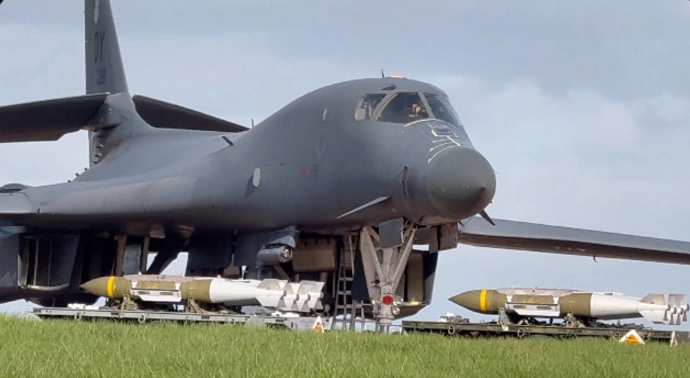 Statele Unite se pregătesc pentru lovituri de adâncime în Iran: încarcă bombardiere cu bombe „ani-buncăr”. Imagini surprinse la baza RAF Fairford