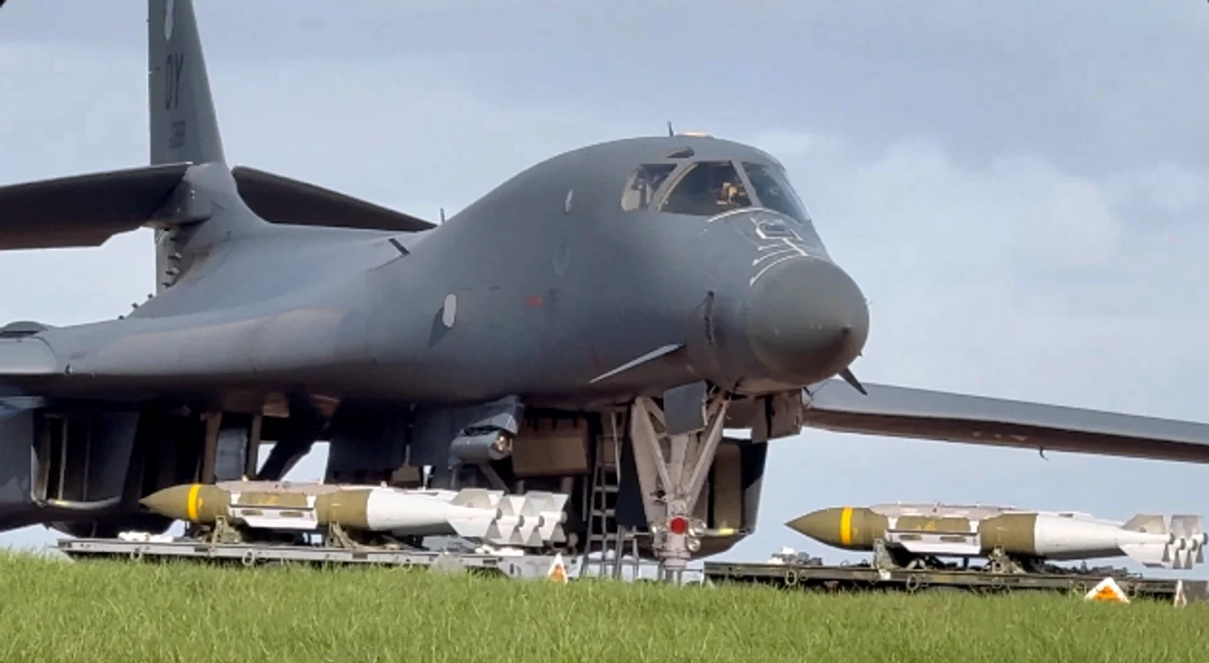 Încărcarea unui B-1B Lancer cu muniție anti-buncăr. FOTO: captură X OSINTtechnical