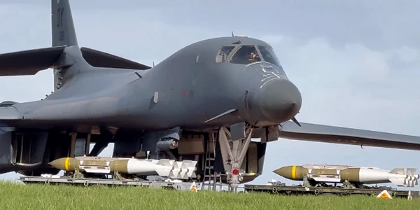 munitie anti buncar incarcata in bombardierele americane captura X OsintTechnical  png