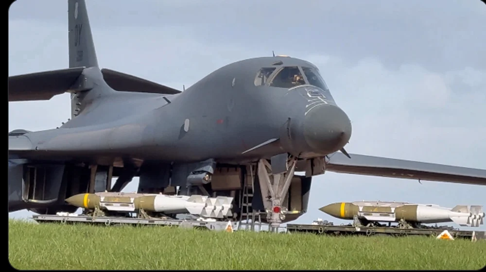 Statele Unite se pregătesc pentru lovituri de adâncime în Iran: încarcă bombardiere cu bombe „ani-buncăr”. Imagini surprinse la baza RAF Fairford