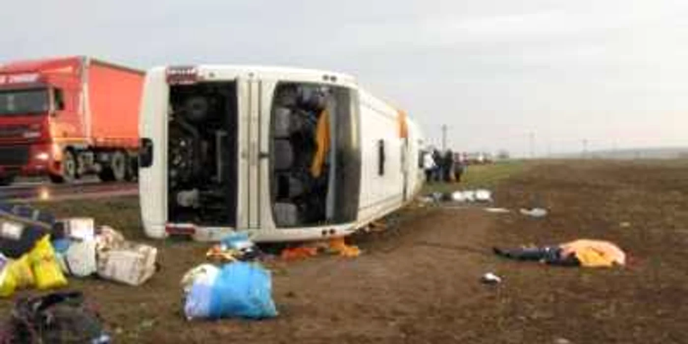 Alba Iulia: Doi morţi şi mai mulţi răniţi într-un accident în apropiere de Şibot
