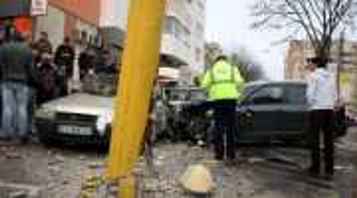 Stâlpul de susţinere a firelor pentru mijloacele de transport în comun a fost retezat de la bază