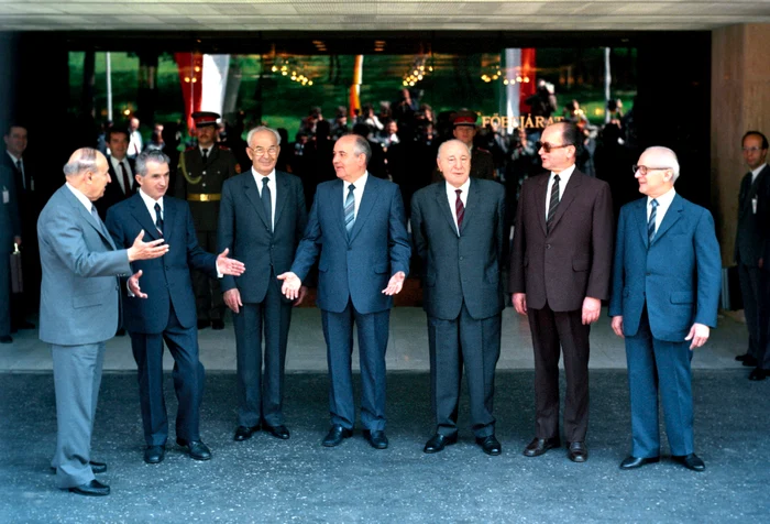 Cum de s au prăbuşit regimurile comuniste? png