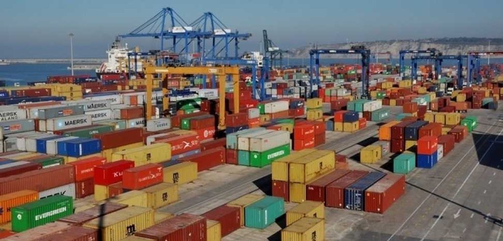 Încălţăminte contrafăcută tip sport de peste 6,5 milioane lei, depistată în Portul Constanța. Marfa venea din China