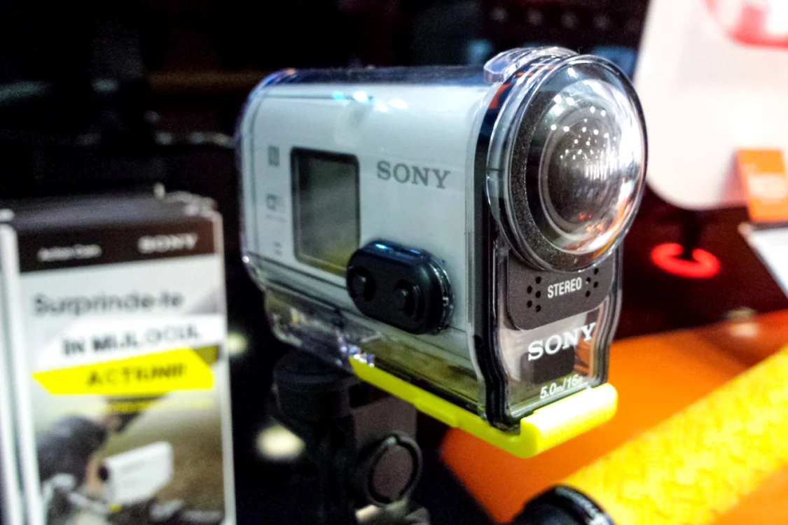 Sony AS100 are şi carcasă de protecţie. FOTO Răzvan Băltăreţu