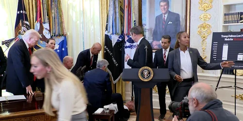 un director s a prabusit langa trump jpeg