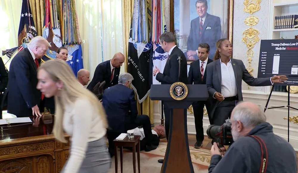 Incident în timpul unui conferințe în Biroul Oval: un bărbat s-a prăbușit lângă Donald Trump. Reacția președintelui SUA