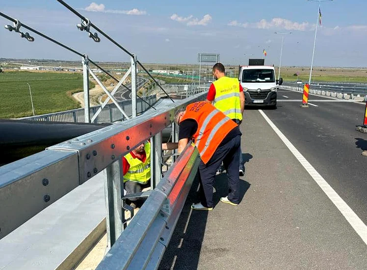 Șuruburile parapetului montat pe podul peste Dunăre, verificate FOTO: CNAIR
