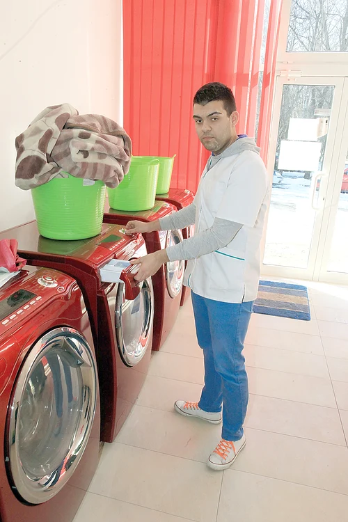 Salariații curățătoriei au fost  terorizaţi de Steluţa, după ce aceasta  a umplut pe rând 14 mașini de rufe