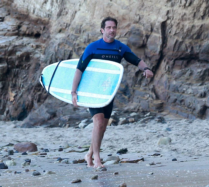 Exclusive    Gerard Butler, Rebecca Gayheart and Eric Dane Spotted On The Beach In Malibu ***NO USE W/O PRIOR AGREEMENT CALL FOR PRICING*** jpeg