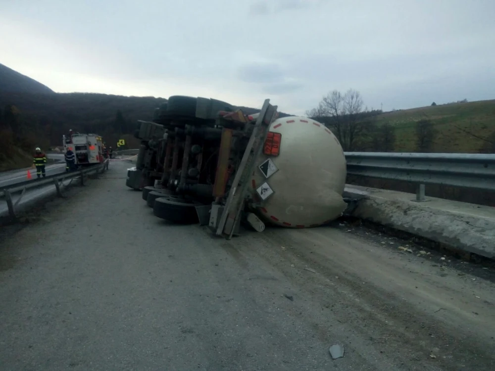 Cisterna răsturnată pe marginea drumului FOTO ISU Braşov