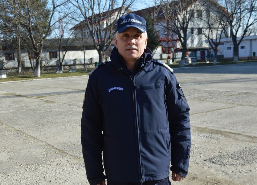 Dăruirea jandarmului bunic care dresează câini de intervenție. „Doi-trei câini fac cât 10-15 oameni“