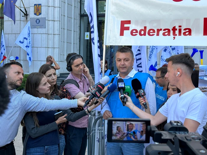 Dorin Modure în timpul protestului din fața Ministerului Finanțelor FOTO: BNS