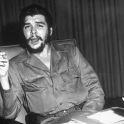 Portret Ernesto Che Guevara liderul revoluționar cubanez așezat la birou 1960 FOTO Getty Images jpg