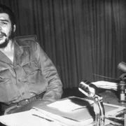 Portret Ernesto Che Guevara liderul revoluționar cubanez așezat la birou 1960 FOTO Getty Images jpg