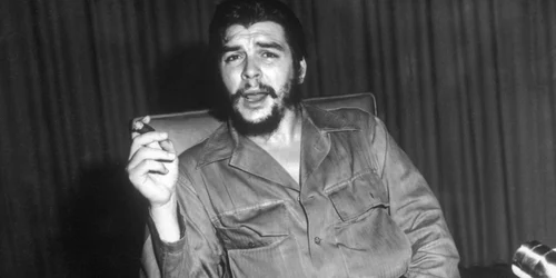 Portret Ernesto Che Guevara liderul revoluționar cubanez așezat la birou 1960 FOTO Getty Images jpg