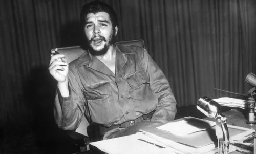 Portret Ernesto Che Guevara liderul revoluționar cubanez așezat la birou 1960 FOTO Getty Images jpg