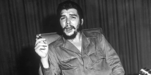 Portret Ernesto Che Guevara liderul revoluționar cubanez așezat la birou 1960 FOTO Getty Images jpg