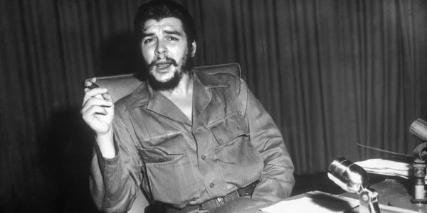 Portret Ernesto Che Guevara liderul revoluționar cubanez așezat la birou 1960 FOTO Getty Images jpg