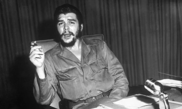 Portret Ernesto Che Guevara liderul revoluționar cubanez așezat la birou 1960 FOTO Getty Images jpg