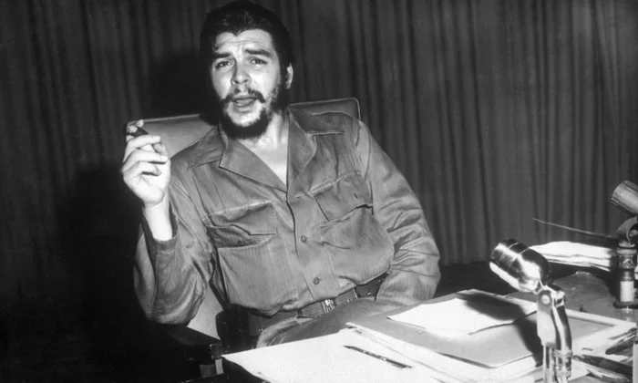Portret Ernesto Che Guevara liderul revoluționar cubanez așezat la birou 1960 FOTO Getty Images jpg