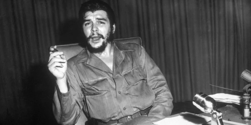 Portret Ernesto Che Guevara liderul revoluționar cubanez așezat la birou 1960 FOTO Getty Images jpg