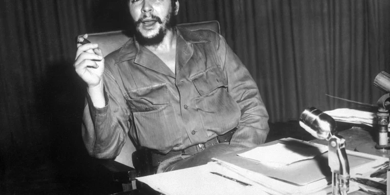 Portret Ernesto Che Guevara liderul revoluționar cubanez așezat la birou 1960 FOTO Getty Images jpg