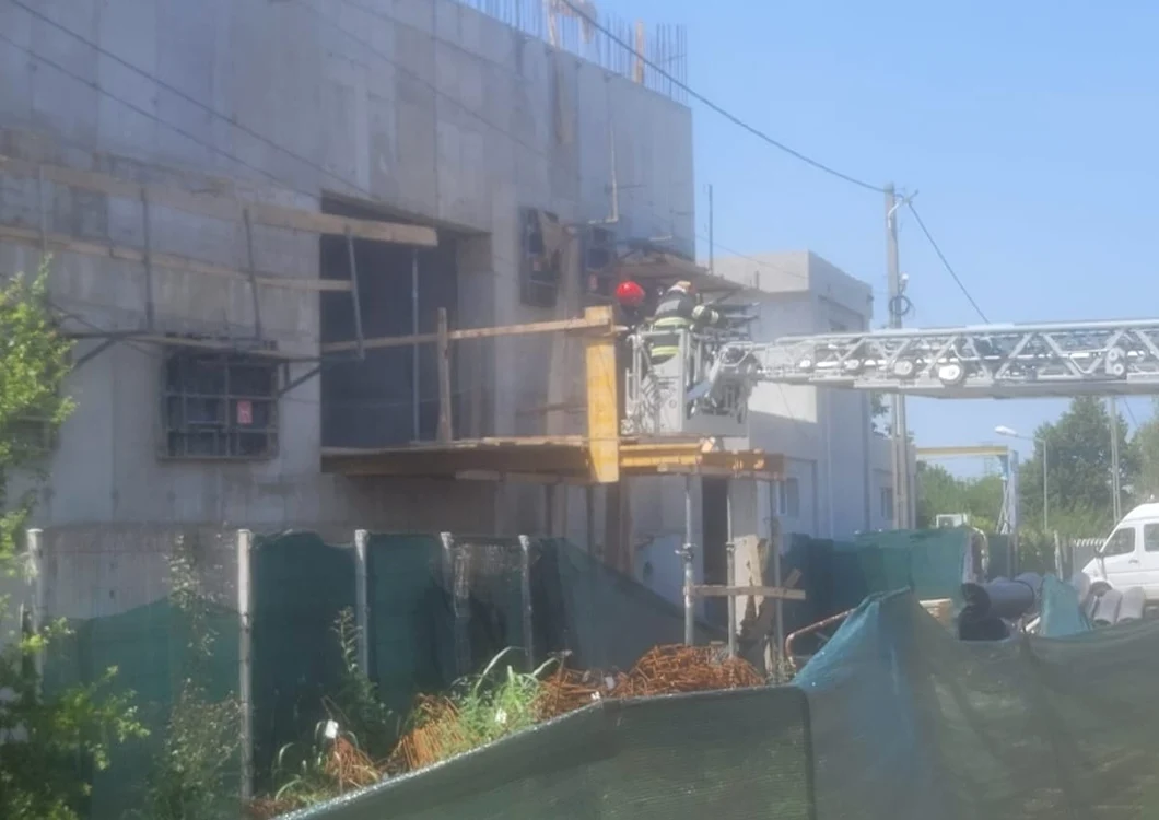 Trupul bărbatului a fost coborât cu ajutorul pompierilor FOTO: Cătălin Fircoiu