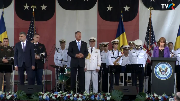 foto Klaus Iohannis și Marcel Ciolacu la ambasada SUA