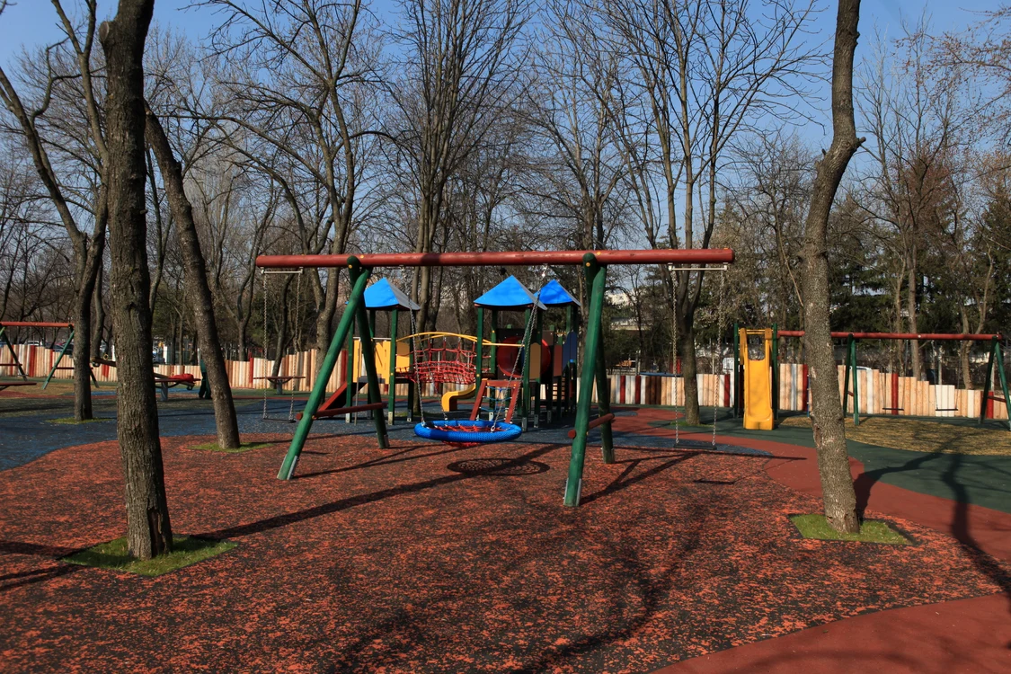 Așa arată unul dintre locurile de joacă din parc