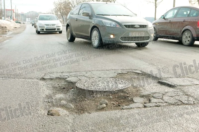 
    Şos. Petricani- Un ditamai craterul s-a format în jurul  gurii de canal (Fotografii: Florin Şuler)  