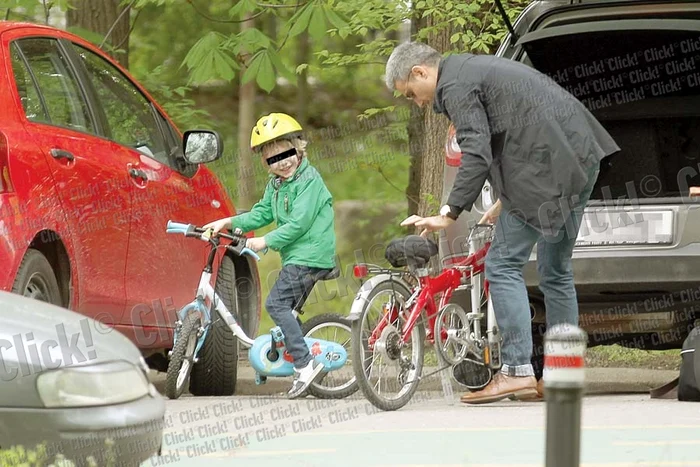 
    Robert Turcescu  merge frecvent acasă la  fosta iubită ca să-l  vadă pe Alex, băiatul  înfiat de Oana Sârbu (FOTOGRAFII: MIHAI IONESCU)  