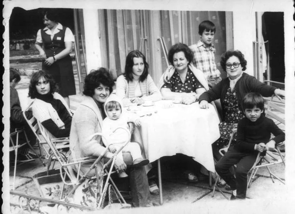 Familia Negoiţescu la o terasă din staţiunea Moneasa FOTO arhivă personală