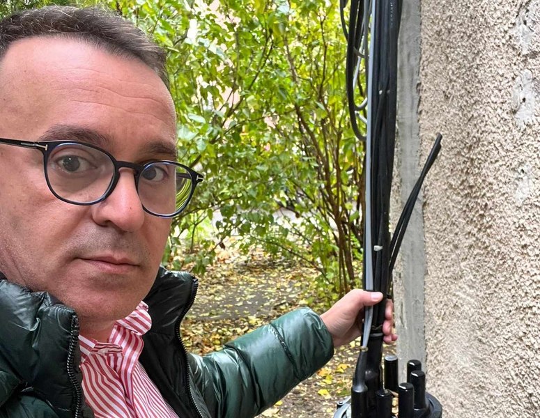 Război declarat cablurilor care atârnă pe clădiri într-un oraș din vestul României