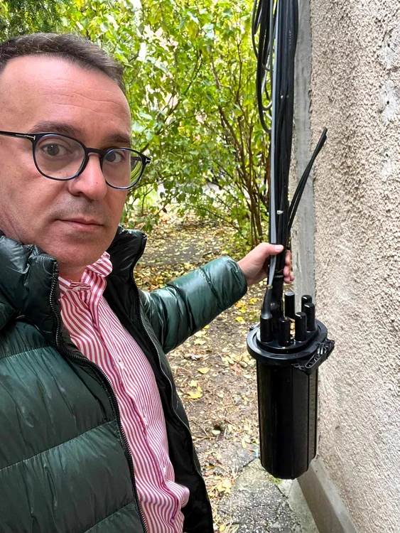 Viceprimarul Ilie Cheșa s-a săturat de cabluri care atârnă FOTO Ilie Cheșa