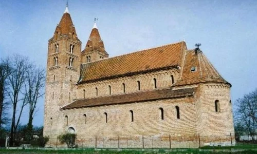 Blestemul bisericii din Acâş, veche de 800 de ani jpeg