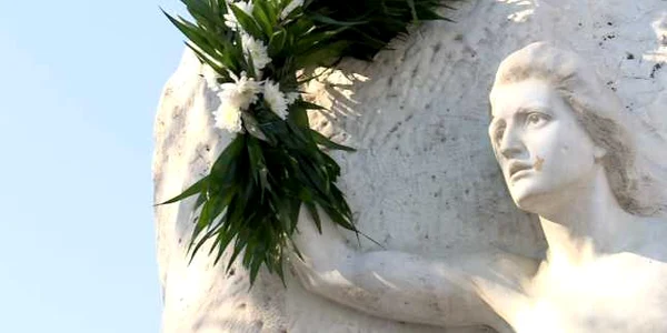 statuie eminescu galati