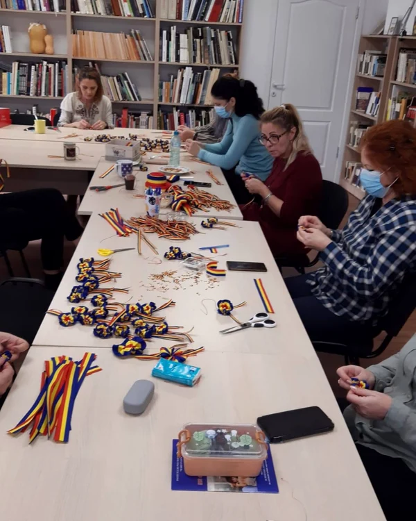 Cocarde tricolore pentru călărăşeni, realizate de către angajaţii Bibliotecii Judeţene FOTO Facebook/BJC