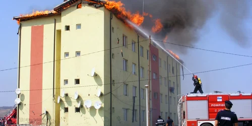 9 autospeciale au intervenit la faţa locului