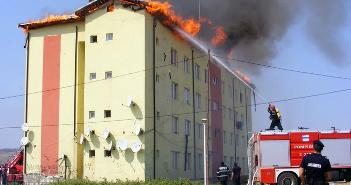 9 autospeciale au intervenit la faţa locului