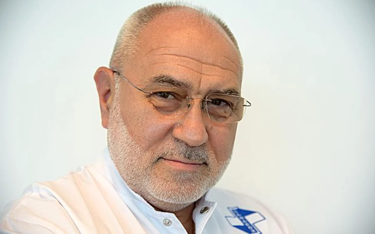 Dr. Bogdan Marţian, medic primar Chirurgie generală cu competenţe în Chirurgie laparoscopică şi Chirurgie robotică, şeful Secţiei Chirurgie Generală din Spitalul Clinic Sanador.